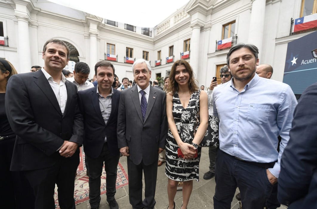 Presidente de apyme chile en el palacio de la moneda representando a los gremios productivos del pais durante la conmemoracion delos 50 años de democracia